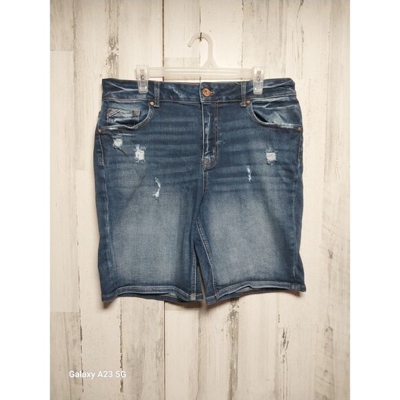 Maurices Edgely High Rise Distressed Denim Shorts 14W - Picture 1 of 7